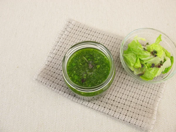 Smoothie verde com salada e brotos de mostarda — Fotografia de Stock