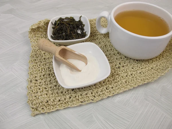 Grüner Tee mit Gelatinepulver — Stockfoto