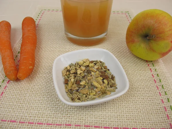 Smoothie au thé avec pomme, carotte, thé au gingembre et racine de réglisse — Photo