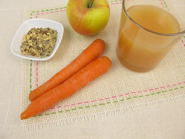 Tea smoothie with apple, carrot, ginger tea and liquorice root — Stock Photo, Image