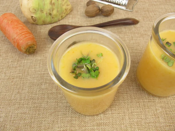 Karotten-Sellerie-Suppe im Glas — Stockfoto