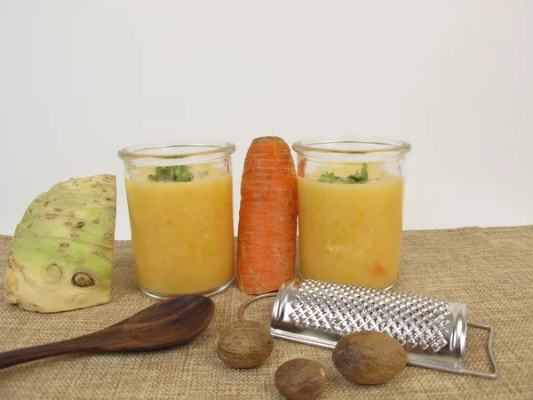 Karotten-Sellerie-Suppe im Glas — Stockfoto