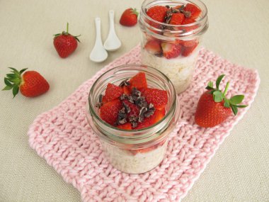 Çilek ve kakao hazretleri ile gece yulaf