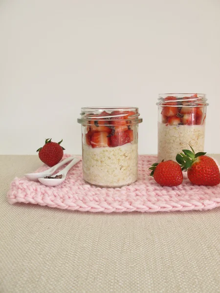 Avena durante la noche con fresas y plumas de cacao — Foto de Stock