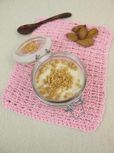 Mandel mjölk pudding med mandel brittle — Stockfoto