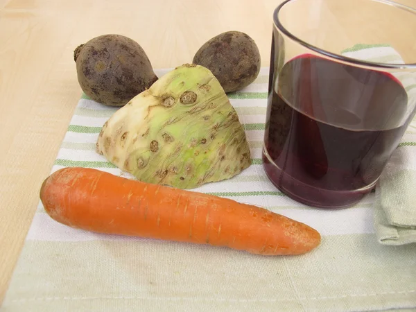 Gemüsesaft mit Roter Bete, Karotten und Selleriewurzel — Stockfoto