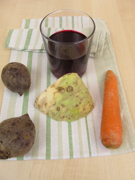 Gemüsesaft mit Roter Bete, Karotten und Selleriewurzel — Stockfoto
