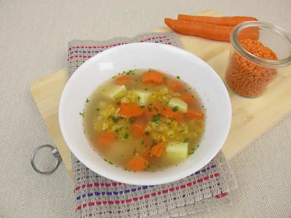 Buljong med linser, potatis och morötter — Stockfoto