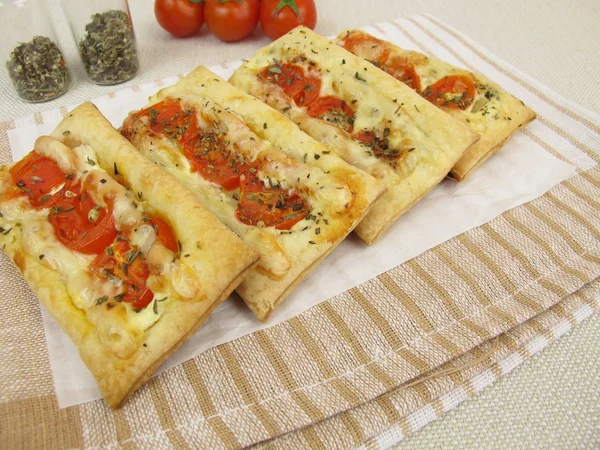 Pizzas from puff pastry with tomato and cheese — Stock Photo, Image