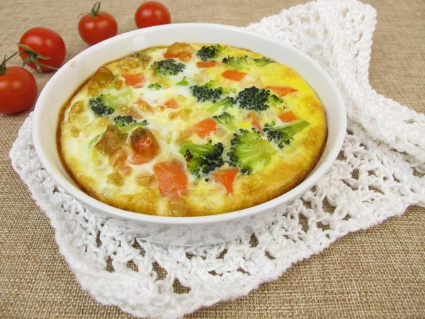 Frittata with rice, carrots, broccoli and tomatoes — Stock Photo, Image