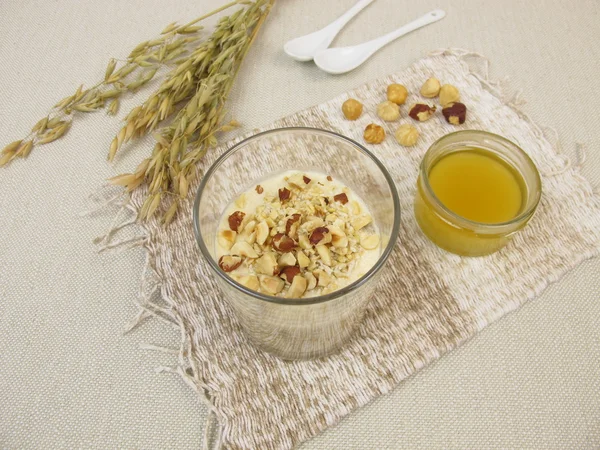 Overnight-Oats with hazelnuts and honey — Stock Photo, Image