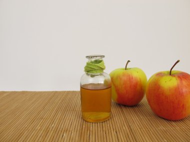 Elma sirkesi ve elma.