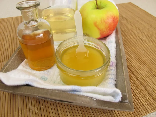 与苹果醋和蜂蜜护发素 — 图库照片