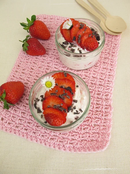 Cuarc de lapte de căpșuni cu penițe de cacao — Fotografie, imagine de stoc