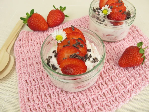 Strawberry milk quark wit cacao nibs — Stock Photo, Image