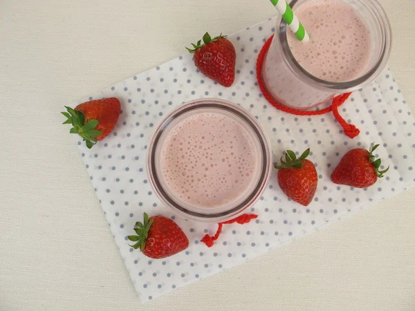 奶油草莓奶昔与牛奶, 新鲜奶酪, 酸奶和草莓 — 图库照片