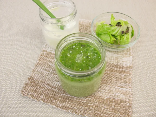 Grüner Smoothie mit Salat, Rosenkohl und Joghurt — Stockfoto