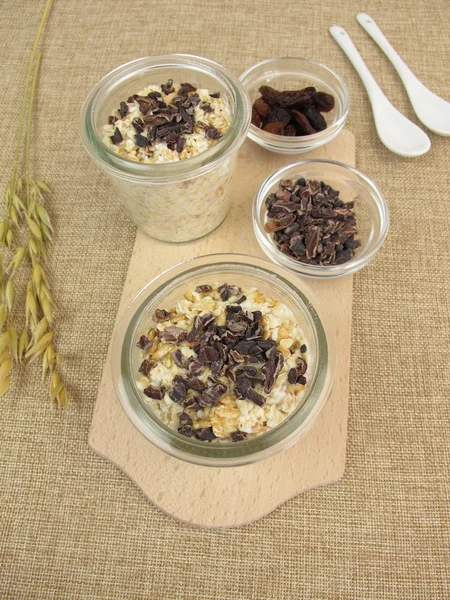 Overnight-Oats with cocoa nibs and sultanas — Stock Photo, Image