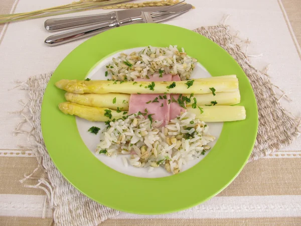Roasted asparagus with herb rice, barley and ham — Stock Photo, Image