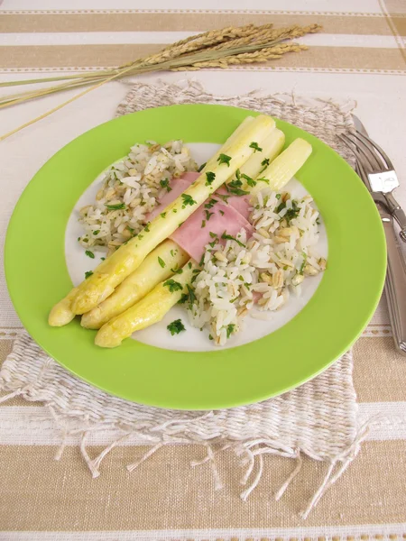 Roasted asparagus with herb rice, barley and ham — Stock Photo, Image