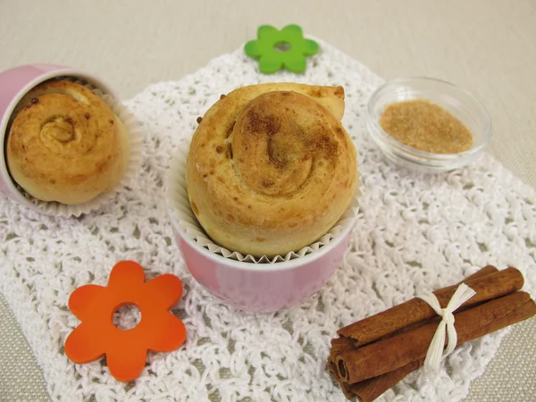 Cinnamon pinwheel cake muffins — Stock Photo, Image
