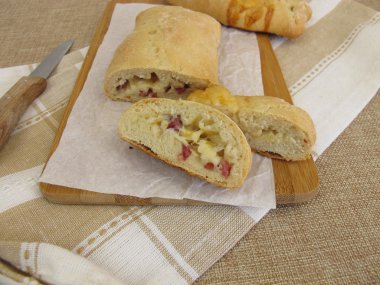 El ekmek peynir ve jambon ile dolu