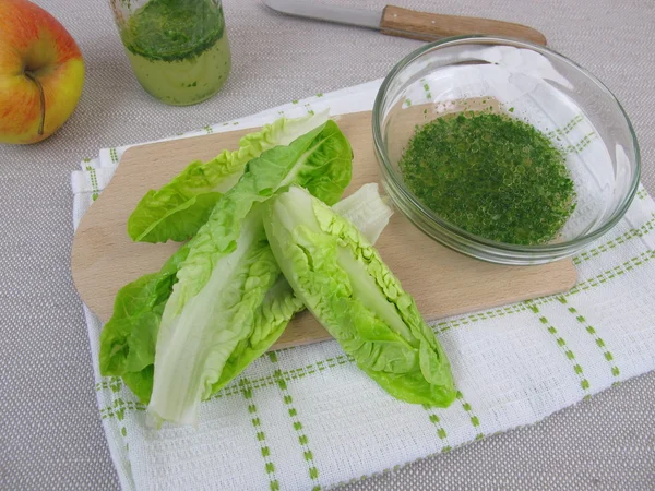 Dresszinggel öntettel és saláta levelek — Stock Fotó