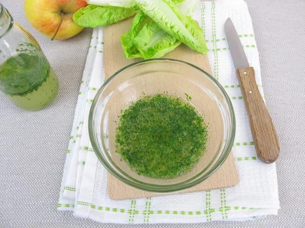 Vinaigrette condimento e foglie di insalata — Foto Stock