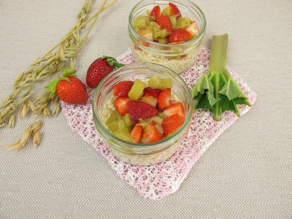 Durante la noche-Avena con ruibarbo y fresas — Foto de Stock