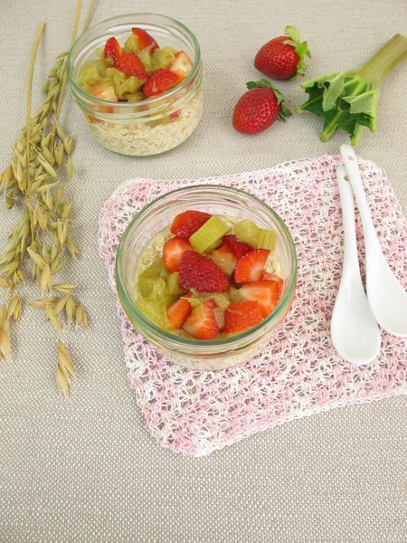 Overnight-Oats with rhubarb and strawberries — Stock Photo, Image