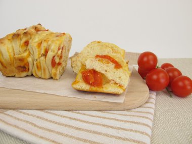 Domates ve peynirli pizza çekme-apart ekmek dilimlenmiş 