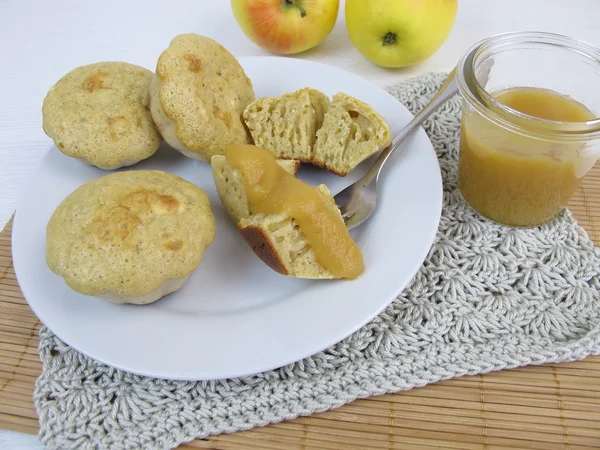 Τηγανίτα από το muffin τηγάνι με σάλτσα μήλου — Φωτογραφία Αρχείου