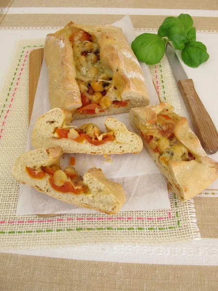 Pizza bread filled with chickpeas, tomatoes and cheese — Stock Photo, Image