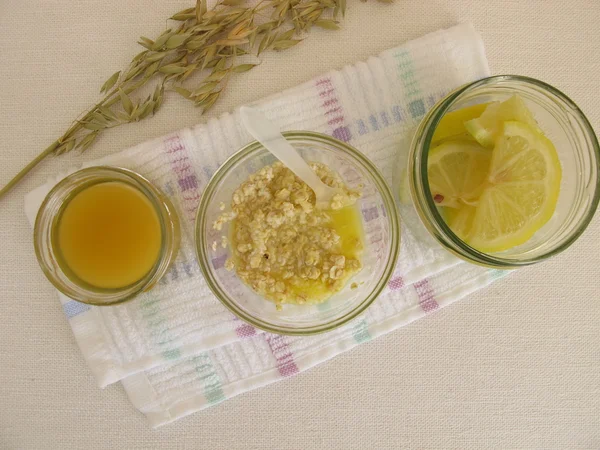 Скраб для очистки сахара с сахаром, медом, овсянкой и лимонным соком — стоковое фото