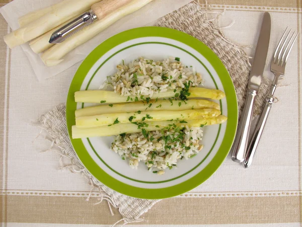 Kräuterreis und Gerste mit geröstetem Spargel — Stockfoto