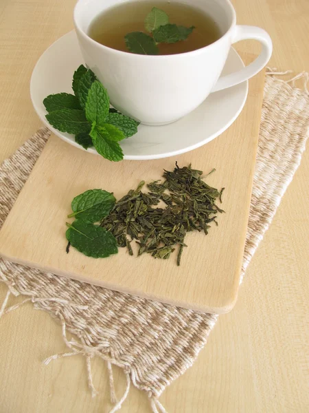 Grüner Tee mit Minzblättern — Stockfoto