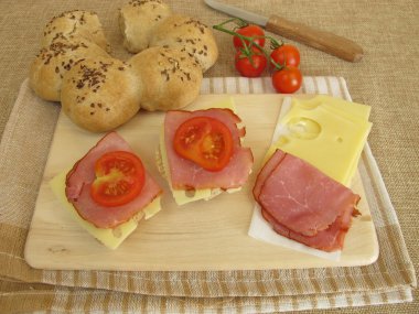 Rulo çelenk, peynir ve domates sandviç ile öğle yemeği