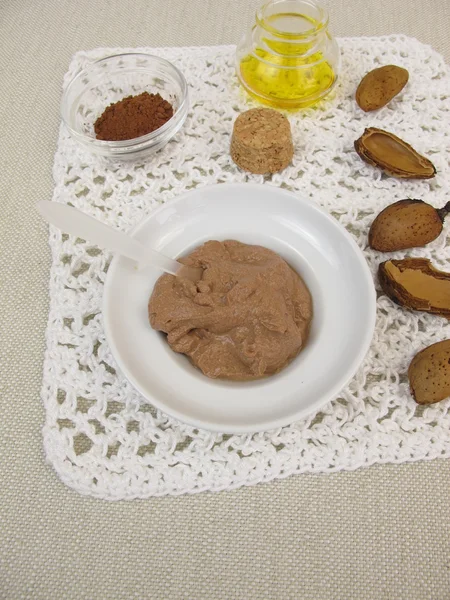 Mascarilla de chocolate casera con aceite de almendras — Foto de Stock