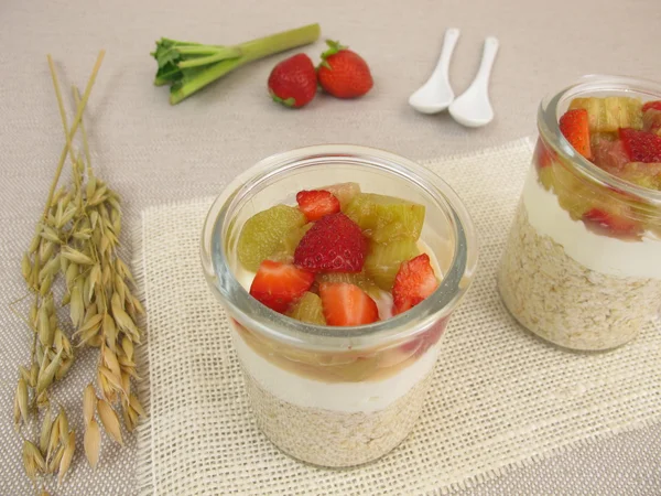 Oat-malam dengan quark, rhubarb dan stroberi — Stok Foto