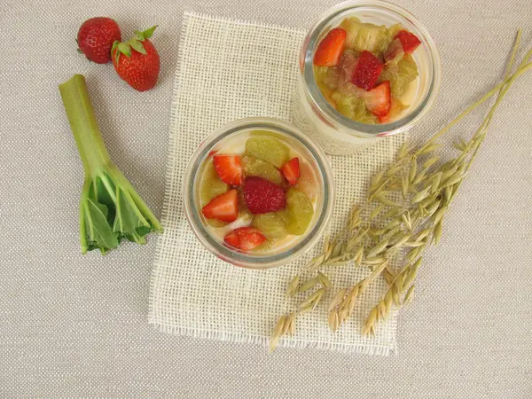 Overnight-Oats with quark, rhubarb and strawberries — Stock Photo, Image