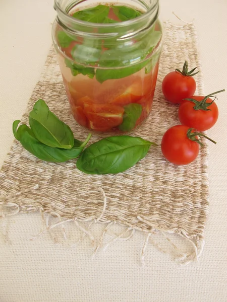 Detox wody z pomidorem i bazylią — Zdjęcie stockowe