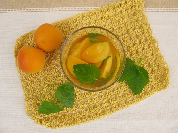 Agua de vitamina con albaricoque y bálsamo de limón — Foto de Stock