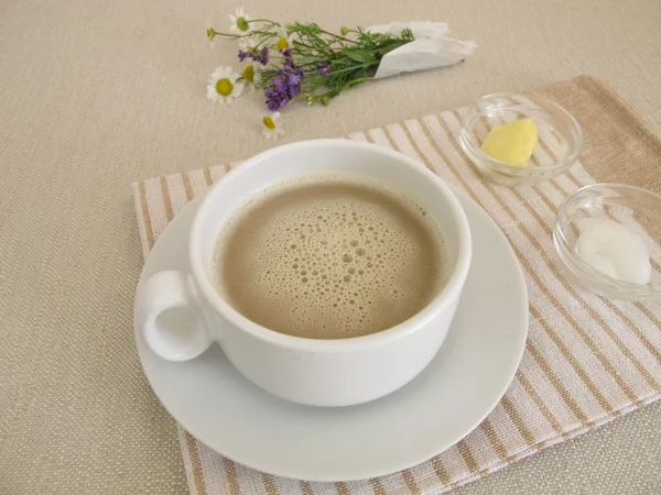 Xícara de café manteiga - Café preto com manteiga e óleo de coco para o café da manhã — Fotografia de Stock