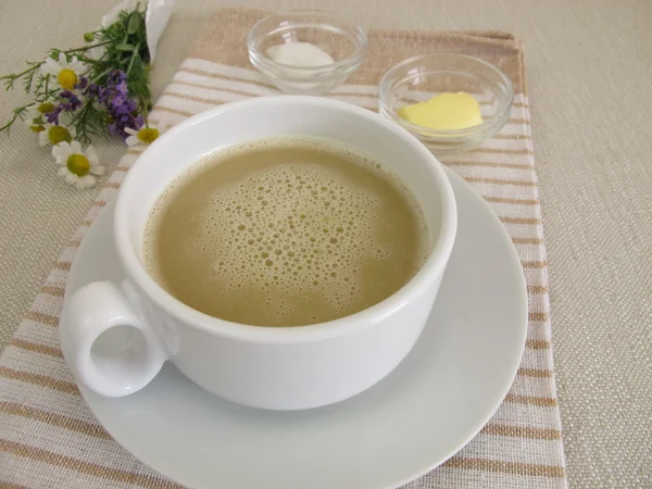 Xícara de café manteiga - Café preto com manteiga e óleo de coco para o café da manhã — Fotografia de Stock