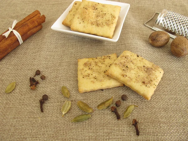 Salty crackers with coffee, cinnamon, cardamom, nutmeg, cloves and allspice — Stock Photo, Image