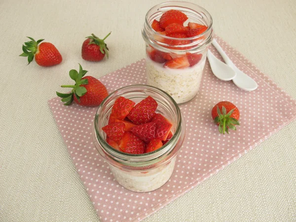 Overnight oats met aardbeien — Stockfoto