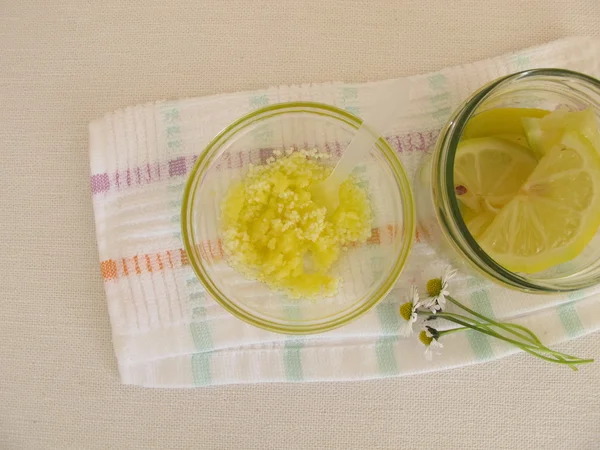 Скраб для очистки лимона — стоковое фото