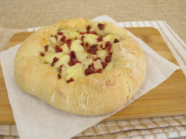 Pizza ekmek peynir ve jambon ile sokak gıda