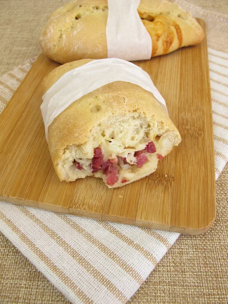 Hand bröd gata mat med ost och tärnad skinka — Stockfoto