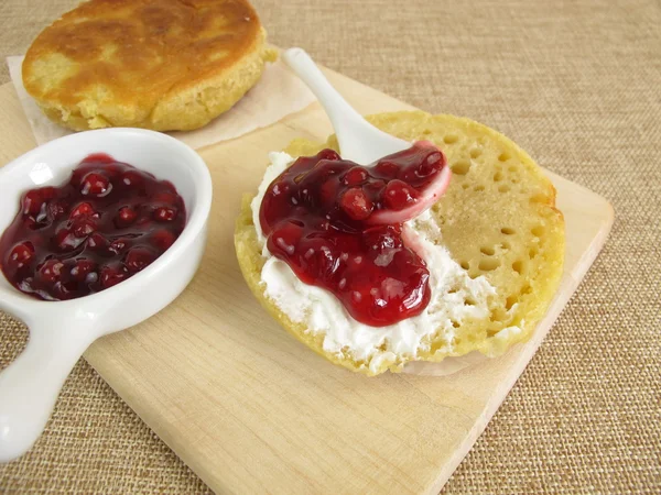 Hemgjord toast bullar från pannan med tranbär för frukost — Stockfoto